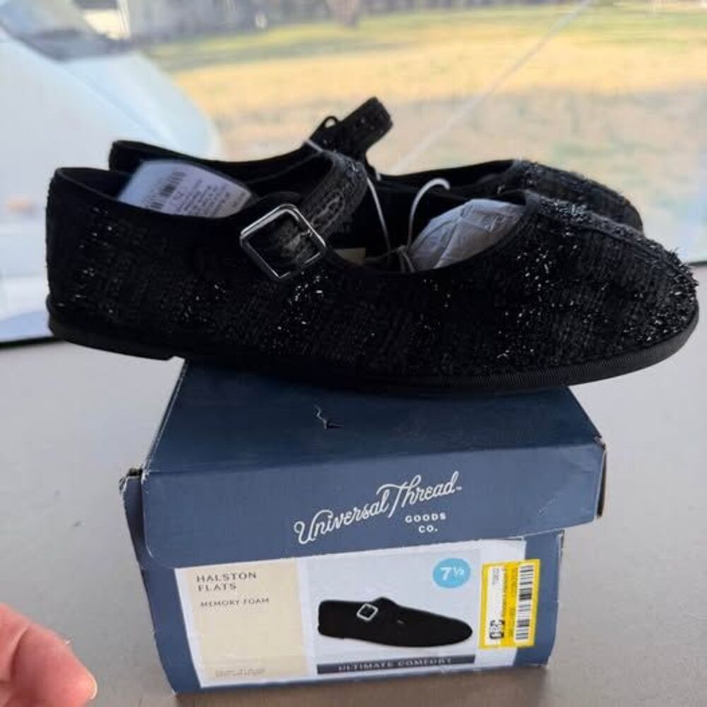 Universal Thread Halston Flats - Picture 2 of 5
